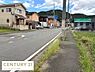 その他：前面道路は見通しがよく周辺には住宅が立ち並んでいます。歩道も整備されており安心して歩行できます。近隣には緑も感じられる環境です。空が広く開放的な雰囲気が特徴的です。