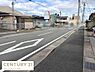 その他：前面道路が広く車両の出入りがしやすい環境です。歩道も確保されており安心して通行できます。周囲に住宅や建物が整然と並び整備された街並みが印象的です。日中は明るく清潔感のある道路状況です。