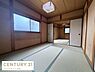 室内：落ち着いた色合いの和室で畳の質感が楽しめる空間です。大きな窓から自然光が入り室内が明るく感じられます。ふすまを開けると広がりを感じられるのも特徴です。天井の木目調が和の雰囲気を演出しています。