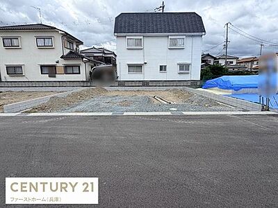 外観：周辺には住宅が立ち並び静かな環境が広がっています。