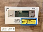 三菱電機の浴室リモコンが設置されています。見やすい液晶表示で操作も簡単です。入浴準備や温度管理がしやすい機能が充実しています。使いやすいボタン配置も魅力のポイントです。