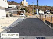 落ち着いた住宅街に位置し周囲の環境も穏やかです。前面道路は幅があり車の出入りもスムーズに行えます。日当たりの良い立地で明るい雰囲気が印象的です。舗装もしっかりしており安心してお使いいただけます。