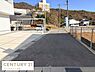 その他：落ち着いた住宅街に位置し周囲の環境も穏やかです。前面道路は幅があり車の出入りもスムーズに行えます。日当たりの良い立地で明るい雰囲気が印象的です。舗装もしっかりしており安心してお使いいただけます。