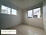 子供部屋：明るい光がたっぷり入る快適な空間です。壁と床の色合いが落ち着いた印象を与えます。二面採光で開放的な雰囲気を演出しています。シンプルなデザインで使いやすいです。