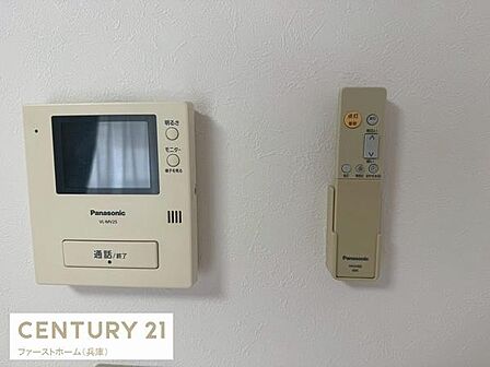 壁に設置されたモニター付きインターホンが来訪者を確認できて安心です。隣には便利なリモコンも配置されています。操作がしやすい位置にまとめられており日常の使い勝手を考慮されています。