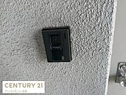 玄関付近にはパナソニック製のインターホンが設置されています。モニター付きで来客時にも安心感があります。シンプルなデザインで壁とも調和しています。操作もしやすい配置となっています。