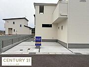 建物横に設置された駐車場はしっかりと舗装されており車の出し入れがスムーズに行えます。敷地内にあるため荷物の搬入も便利です。前面道路からのアクセスも良好です。