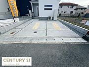 広々とした駐車スペースが魅力的な外観写真です。シンプルなデザインで手入れもしやすく区画がわかりやすい点も特徴です。前面道路からの出入りもスムーズに行えます。清潔感のある仕上がりです。