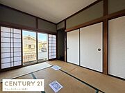 障子から差し込むやわらかな光が心地よく感じられる和室です。ふすまや畳の手入れが行き届いており清潔感があります。押入れ付きで収納スペースも確保されています。引き戸で開放感のある空間を楽しめます。