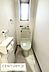 トイレ：窓から自然光が差し込む明るいトイレです。清潔感があり手洗いスペースも備え付けられています。壁面にリモコンが設置され使い勝手も考慮されています。コンパクトながらもスッキリとした空間です。