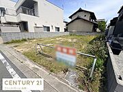 現地土地写真が示すように整形地となっており建築の自由度が感じられます。落ち着いた環境に囲まれており道路へのアクセスもスムーズです。周囲には住宅が並び閑静な雰囲気が広がっています。