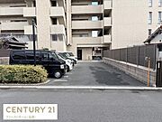 敷地内に駐車場が完備されており車の出し入れがしやすい配置です。アスファルト舗装でお手入れも行き届いています。住居に近い場所で日常の利便性を高めています。区画が明確に区切られている点も安心です。