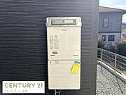 屋外に設置されたガス給湯器が確認できます。シンプルなデザインで外観にも馴染んでいます。メンテナンスしやすい位置に設置されています。業務用にも使用されるメーカー製です。
