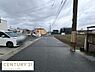 その他：前面道路は幅があり車の出入りがしやすい環境です。周辺には住宅や畑が広がり落ち着いた印象です。整備された道路なので安心感があります。電柱や配線もきちんと設置されていますのでインフラが整っています。