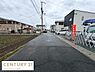 その他：前面道路は舗装されており周辺には新しい住宅が立ち並んでいます。車の通行もスムーズな道路幅が確保されています。周囲には住宅地と畑が共存しており落ち着いた雰囲気です。