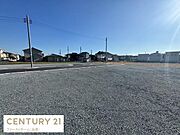 広々とした現地土地写真です。周辺には住宅が点在し開放感を感じられる立地です。平坦な地形で利用しやすく道路へのアクセスも便利です。晴れた日差しが心地よい環境です。
