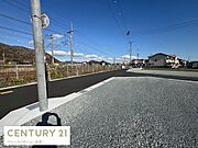 開放感のある現地土地写真です。道路が整備されていて車の出入りもスムーズに行えます。周辺は自然を感じられる環境となっています。電線や街灯が整備されており生活利便性にも配慮されています。
