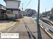 前面道路は舗装されており車の通行もスムーズに行えます。周辺は住宅が立ち並ぶ落ち着いた雰囲気です。敷地の出入りもしやすい道路幅が確保されています。すぐ横には用水路もあり周囲の様子がわかりやすい立地です。