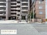 玄関：エントランスは広々とした造りで開放感があります。植栽が設けられており建物全体の印象を引き立てます。タイル張りのアプローチが落ち着いた雰囲気を演出しています。オートロック仕様で安心感があります。