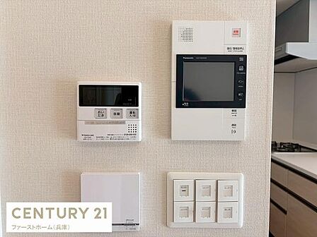 壁面に設置された各種コントロールパネルが日々の生活を便利にサポートします。操作しやすい位置にまとまっており管理もスムーズです。インターホンやスイッチなど用途ごとに使い分けが可能です。