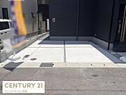 敷地内にゆとりのある駐車場スペースが確保されております。コンクリート舗装で雨の日も足元が汚れにくい設計です。前面道路との段差が少なく車の出し入れがしやすい特徴があります。