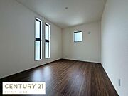 明るい光が差し込む子供部屋です。シンプルな内装でお手入れも簡単です。フローリングが落ち着いた雰囲気を演出します。2面採光で日中も照明いらずの明るさです。コンセントも使いやすい位置に配置されています。