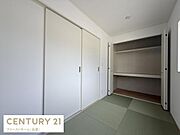 落ち着いた色合いの和室が広がる空間です。押入れ収納があり整理整頓しやすい設計となっています。清潔感のある室内が印象的です。和の雰囲気を感じられる一室です。