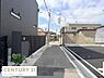 その他：前面道路がしっかり舗装されており車の出入りがしやすい環境です。周囲は落ち着いた雰囲気で整った街並みが魅力的です。電柱や配線も整然としており地域の管理が行き届いています。住宅地として安心感があります。