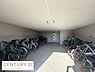 その他：屋根付きの駐輪場は自転車を雨から守ることができ日々の利用が便利です。広いスペースが設けられており多くの自転車が停められる点も魅力です。清潔感のある空間となっています。安心して利用できる設備です。