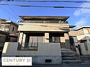 堂々とした佇まいが印象的な外観です。シンプルなデザインが街並みに馴染みやすいです。広いバルコニーがアクセントとなっています。前面道路からのアクセスも便利です。