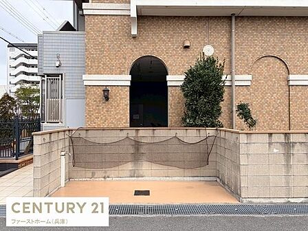 建物の外壁は落ち着いた色合いでメンテナンスもしやすそうです。エントランス周辺は整潔で植栽がポイントとなっています。外部からの目線が気になりにくい構造です。駐車スペースも確保されています。