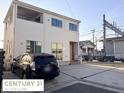 外観:シンプルでモダンな外観が目を引く住宅です。広々とした駐車スペースが確保されています。大きな窓から明るい光が入ります。周辺は整理されており開放感があります。外観の清潔感も印象的です。 外観:シンプルでモダンな外観が目を引く住宅です。広々とした駐車スペースが確保されています。大きな窓から明るい光が入ります。周辺は整理されており開放感があります。外観の清潔感も印象的です。