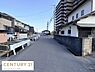 その他：前面道路は見通しが良く車の通行にも安心感があります。道幅も十分に確保されており快適なアクセスが可能です。周辺の住環境も落ち着いた雰囲気が感じられます。