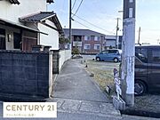 現地写真から前面道路の様子がよく分かります。周辺は落ち着いた雰囲気で車の通行も適度です。道路幅や隣接する住宅の配置も確認しやすい写真です。