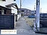 その他：現地写真から前面道路の様子がよく分かります。周辺は落ち着いた雰囲気で車の通行も適度です。道路幅や隣接する住宅の配置も確認しやすい写真です。
