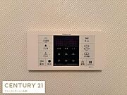 壁に設置されたコントロールパネルは使いやすいデザインで見やすさが特徴です。スイッチや表示がシンプルに整理されており操作性も良好です。モダンな雰囲気の内装にもなじみやすい外観です。