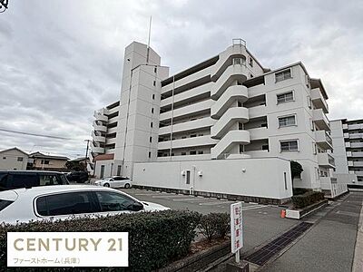 外観:白を基調とした外観が印象的なマンションです。駐車場スペースも充実しており車の利用にも便利です。建物周辺は整った環境が整っています。高層階までしっかりとした造りが感じられます。 外観:白を基調とした外観が印象的なマンションです。駐車場スペースも充実しており車の利用にも便利です。建物周辺は整った環境が整っています。高層階までしっかりとした造りが感じられます。