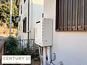 屋外に設置された給湯器が確認できます。配管や設置スペースも整理されており管理のしやすさが感じられます。給湯器の位置は建物外壁に沿いメンテナンスも行いやすい造りです。