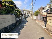 前面道路は見通しが良く歩行や車の通行も安心感があります。周辺には住宅が立ち並び落ち着いた街並みが広がっています。日当たりも良好で晴れた日には青空が広がります。道幅もゆとりがあり移動がスムーズです。