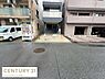 駐車場：建物前に駐車スペースが確保されており車の出し入れがスムーズに行えます。屋根付きで雨の日でも安心して利用できます。敷地内に自動販売機も設置されていますので利便性があります。
