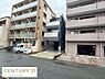その他：コンパクトな外観が特徴の建物です。周辺には複数のマンションが立ち並び整った街並みとなっています。駐車スペースも確保されています。落ち着いた色合いの外壁が印象的です。