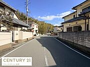 前面道路が広く見通しの良い街並みが広がっています。陽当たりの良い道路沿いの住宅地です。周囲には落ち着いた住宅が建ち並びゆったりとした印象です。空の広がりも感じられる環境です。