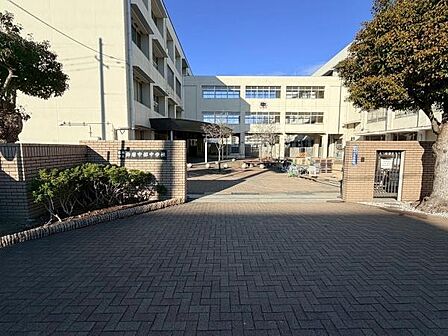 姫路市立飾磨中部中学校まで1002m