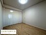 子供部屋：シンプルな内装で使い勝手のよい子供部屋です。収納スペースが充実しておりお片付けもスムーズに行えます。明るい照明が室内をしっかり照らしています。すっきりとした空間でレイアウトも自由自在です。