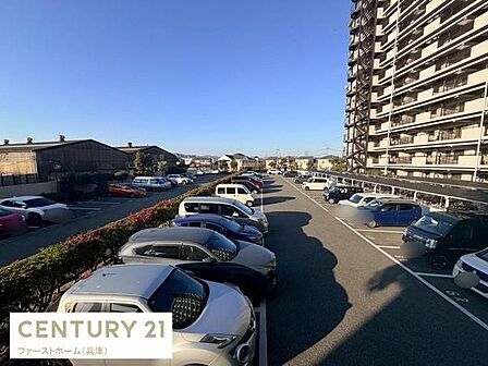 敷地内に広々とした駐車場が確保されています。複数台の車も停めやすく利用しやすい配置です。建物近くのため移動も便利に感じられます。日当たりの良い場所で明るい印象の駐車スペースです。