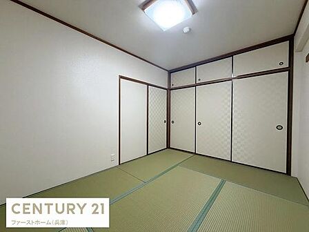 落ち着いた雰囲気の和室です。ふすまと畳が調和し使い勝手の良い空間になっています。収納スペースも豊富に確保されています。照明もしっかり設置されています。シンプルな内装で幅広い用途に対応できます。