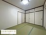 和室：落ち着いた雰囲気の和室です。ふすまと畳が調和し使い勝手の良い空間になっています。収納スペースも豊富に確保されています。照明もしっかり設置されています。シンプルな内装で幅広い用途に対応できます。