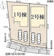 ゆったりとした敷地に2棟の建物が並び駐車スペースも複数確保されています。各区画ごとに十分なスペースが設けられ日当たりや開放感を感じられる配置です。道路に面しているためアクセスもスムーズです。