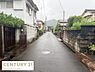 その他：前面道路は舗装されており住宅街の落ち着いた雰囲気が感じられます。周囲には整備された塀や植栽がありきちんとした街並みです。車の通行もスムーズにできる幅が確保されています。