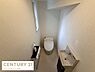 トイレ：窓付きのトイレで自然な明るさが感じられます。手洗いスペースも独立しており使い勝手が良いです。清潔感のあるシンプルな空間です。壁や床のデザインも落ち着いた雰囲気です。
